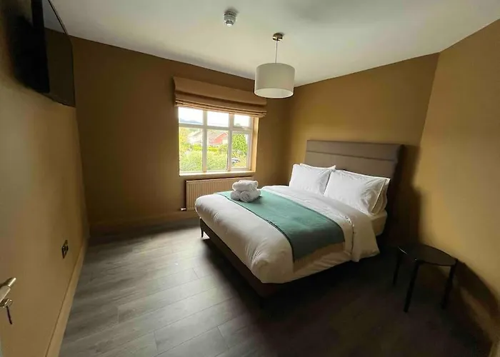 Luxury Eleven Bedroom House Sleeps 23 5-10 Mins Walk From Town Centre * 基拉尼