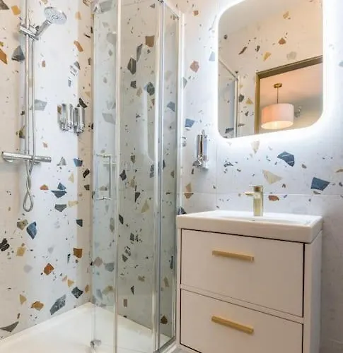 Luxury Eleven Bedroom House Sleeps 23 5-10 Mins Walk From Town Centre Дом отдыха Килларни