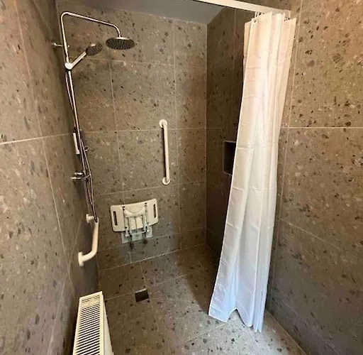 Luxury Eleven Bedroom House Sleeps 23 5-10 Mins Walk From Town Centre Дом отдыха *