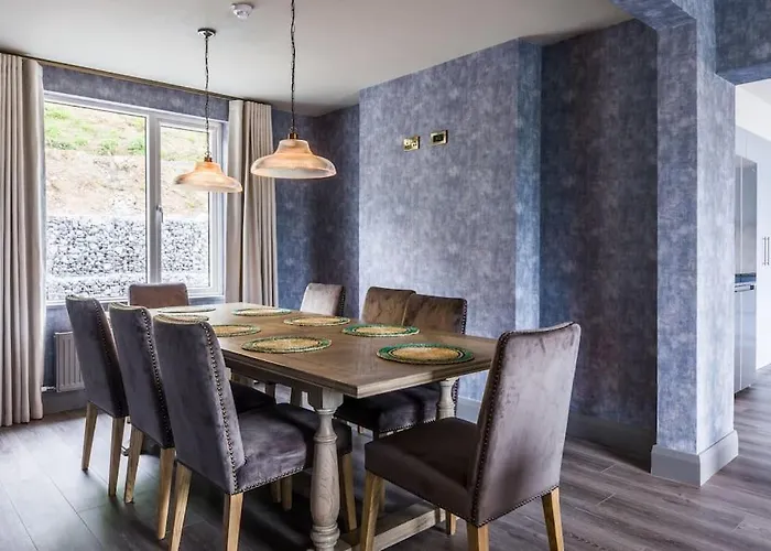 Дом отдыха Luxury Eleven Bedroom House Sleeps 23 5-10 Mins Walk From Town Centre Килларни