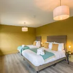 Luxury Eleven Bedroom House Sleeps 23 5-10 Mins Walk From Town Centre بيت للعطل كيلارني