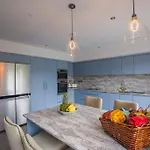 بيت للعطل Luxury Eleven Bedroom House Sleeps 23 5-10 Mins Walk From Town Centre *