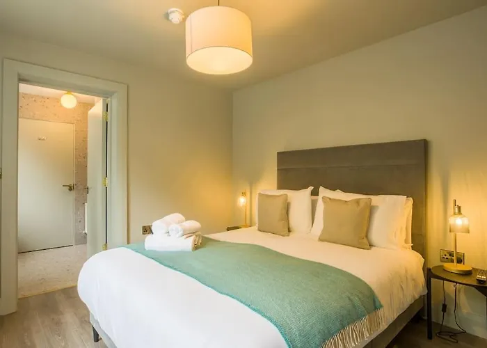 Luxury Eleven Bedroom House Sleeps 23 5-10 Mins Walk From Town Centre