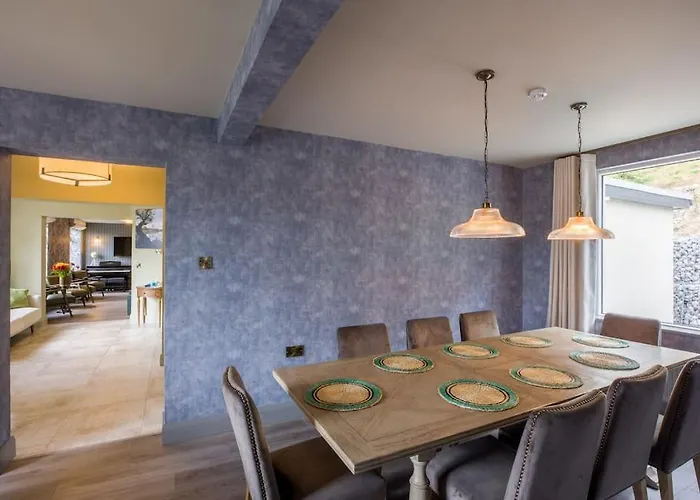 Luxury Eleven Bedroom House Sleeps 23 5-10 Mins Walk From Town Centre