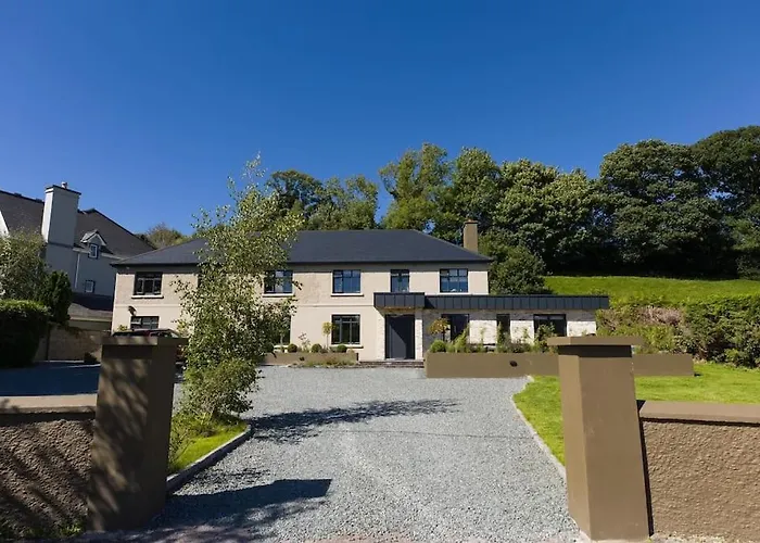 Luxury Eleven Bedroom House Sleeps 23 5-10 Mins Walk From Town Centre *